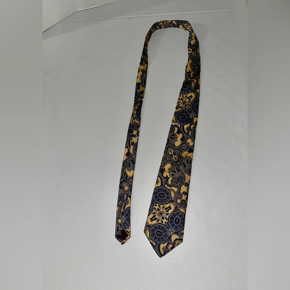 NIBag Van Heusen Silk Paisley Tie